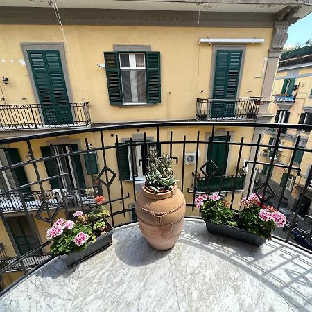 Domus Luca - Central Rooms In The Heart Of Napoli Bagian luar foto