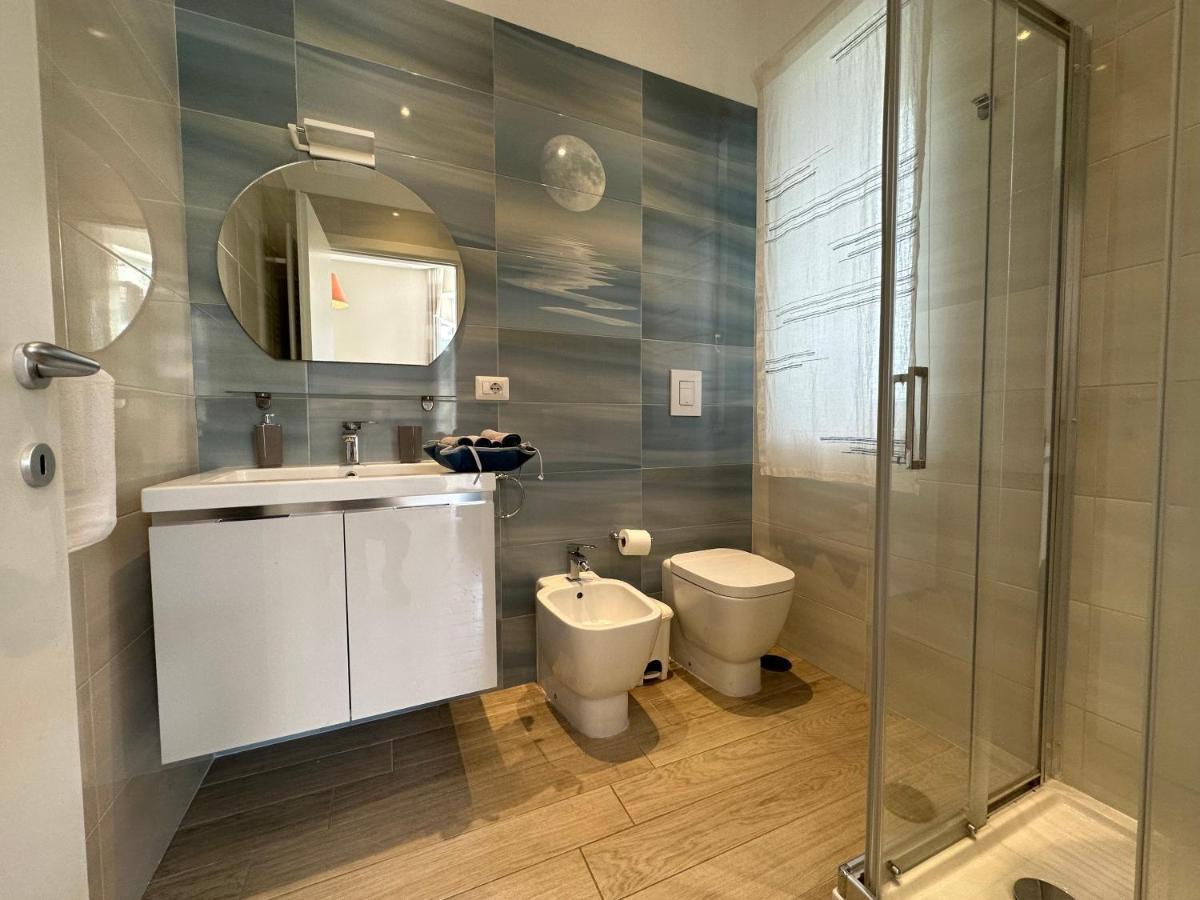 Domus Luca - Central Rooms In The Heart Of Napoli Bagian luar foto