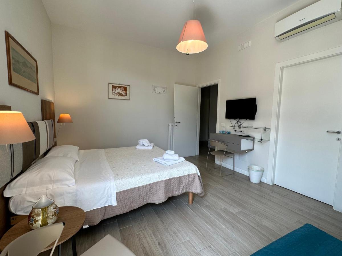 Domus Luca - Central Rooms In The Heart Of Napoli Bagian luar foto
