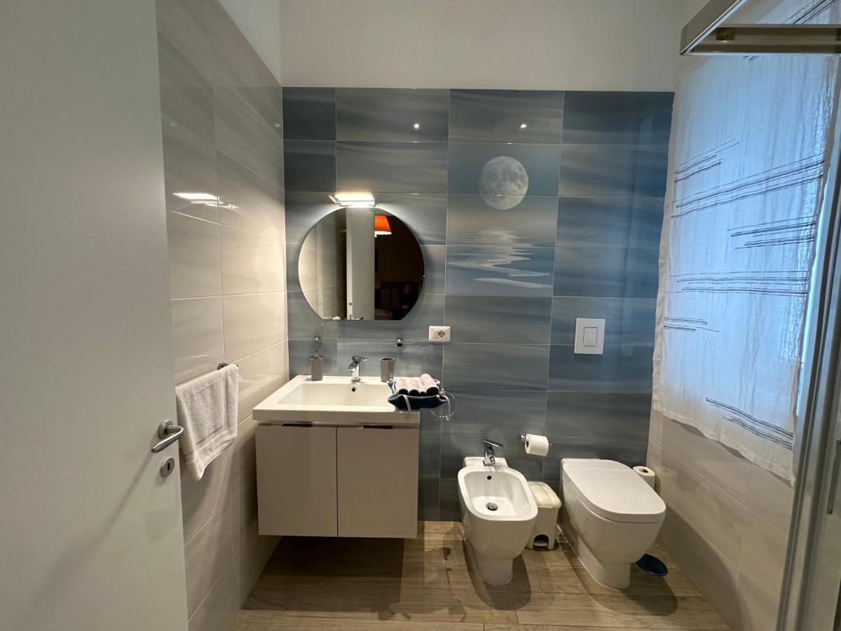 Domus Luca - Central Rooms In The Heart Of Napoli Bagian luar foto