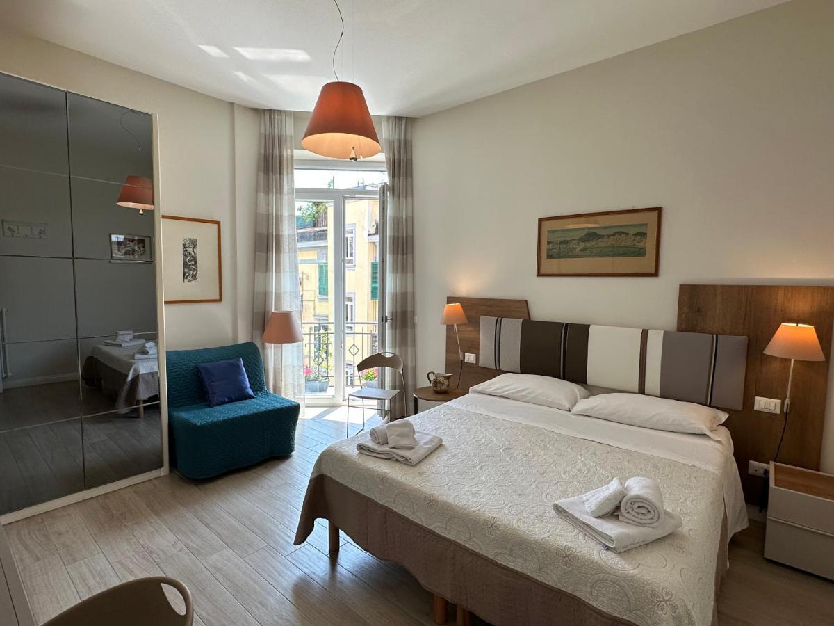 Domus Luca - Central Rooms In The Heart Of Napoli Bagian luar foto