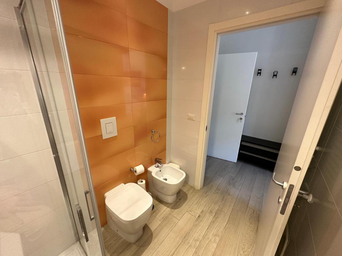 Domus Luca - Central Rooms In The Heart Of Napoli Bagian luar foto