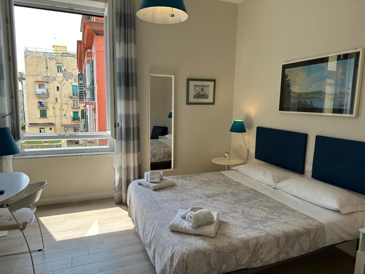 Domus Luca - Central Rooms In The Heart Of Napoli Bagian luar foto