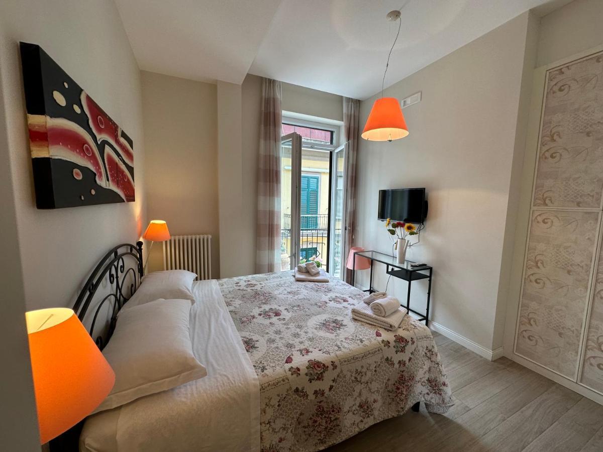Domus Luca - Central Rooms In The Heart Of Napoli Bagian luar foto