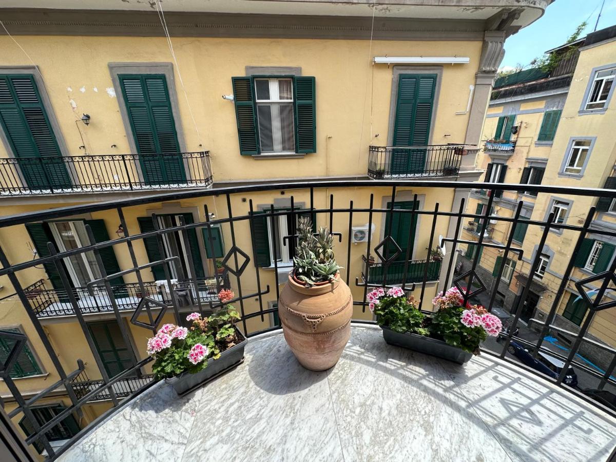 Domus Luca - Central Rooms In The Heart Of Napoli Bagian luar foto