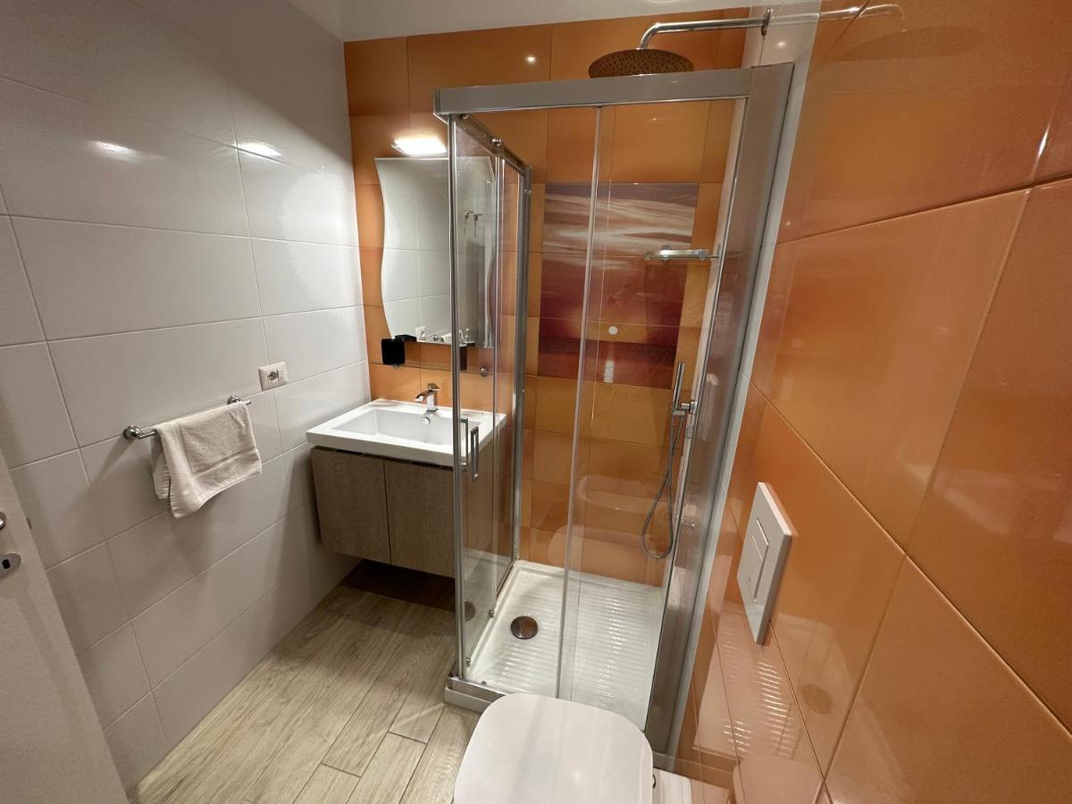 Domus Luca - Central Rooms In The Heart Of Napoli Bagian luar foto