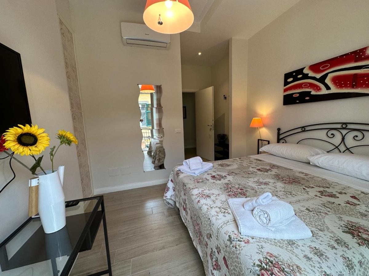 Domus Luca - Central Rooms In The Heart Of Napoli Bagian luar foto