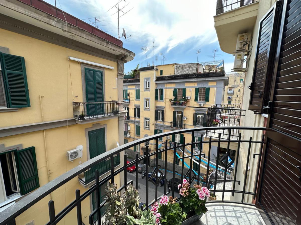 Domus Luca - Central Rooms In The Heart Of Napoli Bagian luar foto