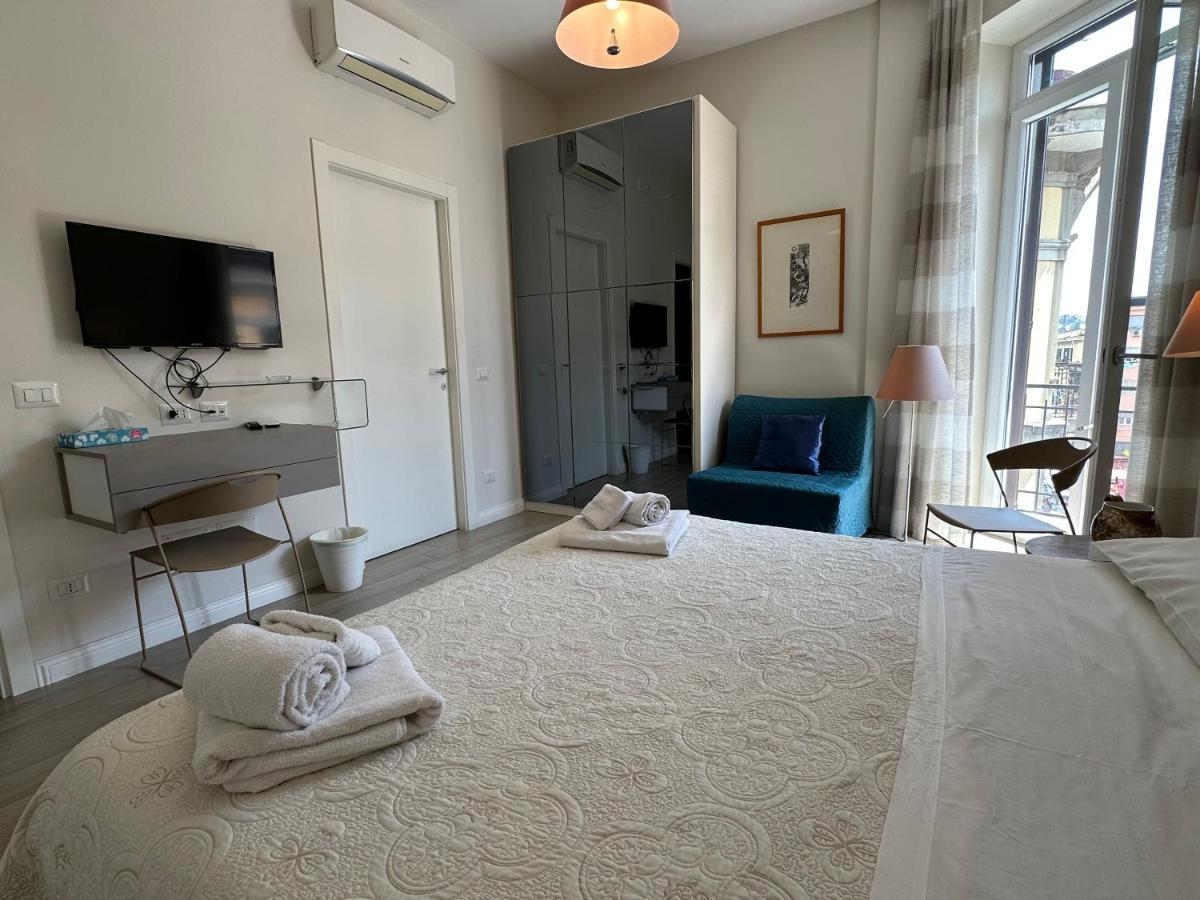 Domus Luca - Central Rooms In The Heart Of Napoli Bagian luar foto