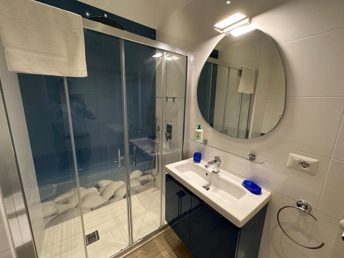 Domus Luca - Central Rooms In The Heart Of Napoli Bagian luar foto