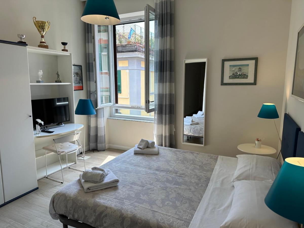 Domus Luca - Central Rooms In The Heart Of Napoli Bagian luar foto