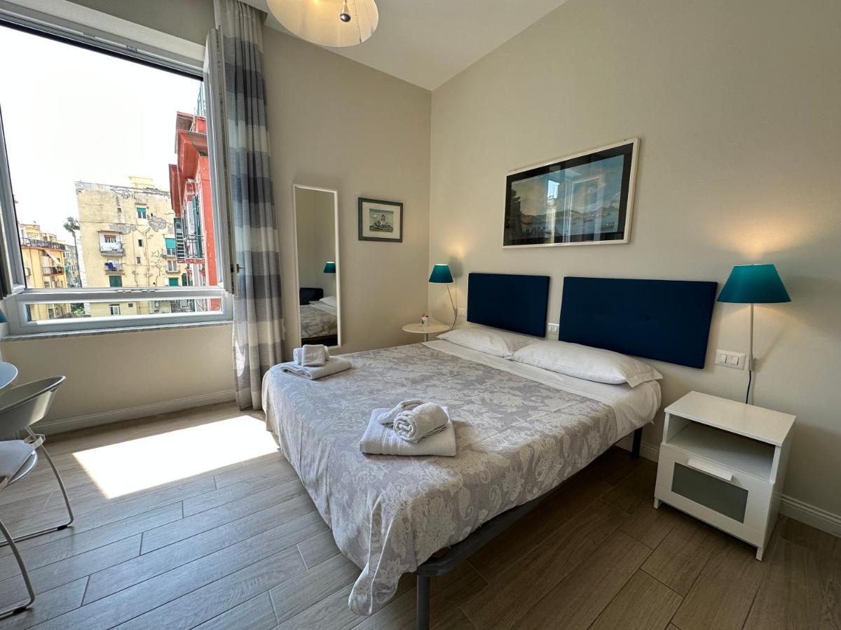 Domus Luca - Central Rooms In The Heart Of Napoli Bagian luar foto