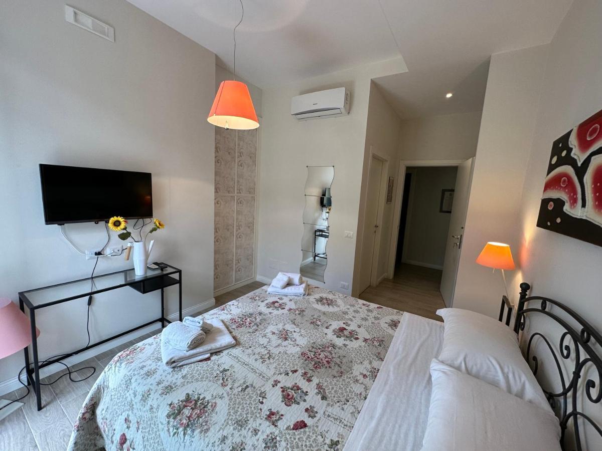Domus Luca - Central Rooms In The Heart Of Napoli Bagian luar foto