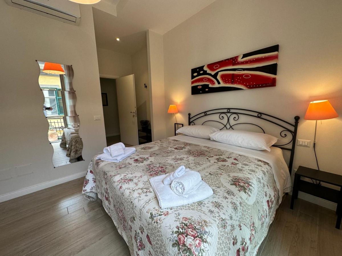 Domus Luca - Central Rooms In The Heart Of Napoli Bagian luar foto