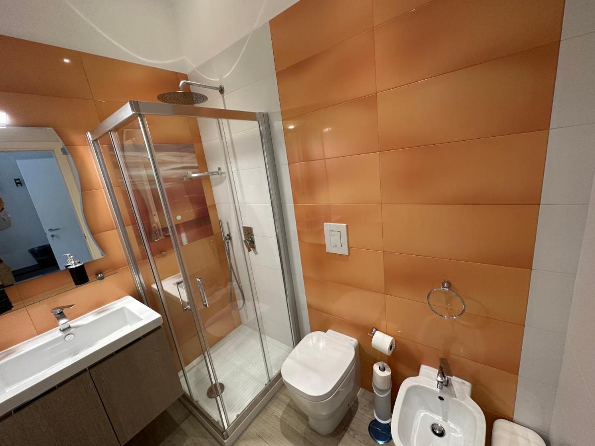 Domus Luca - Central Rooms In The Heart Of Napoli Bagian luar foto