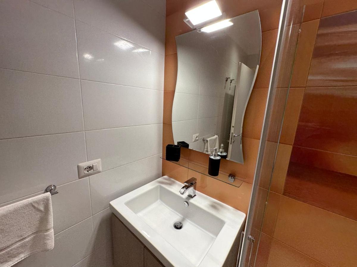 Domus Luca - Central Rooms In The Heart Of Napoli Bagian luar foto