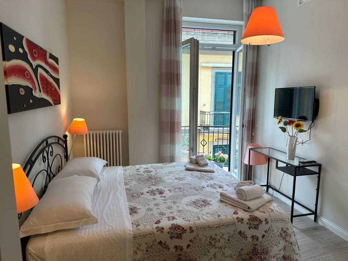 Domus Luca - Central Rooms In The Heart Of Napoli Bagian luar foto