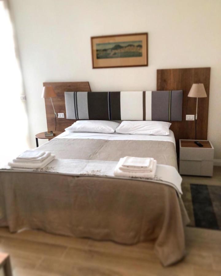 Domus Luca - Central Rooms In The Heart Of Napoli Bagian luar foto