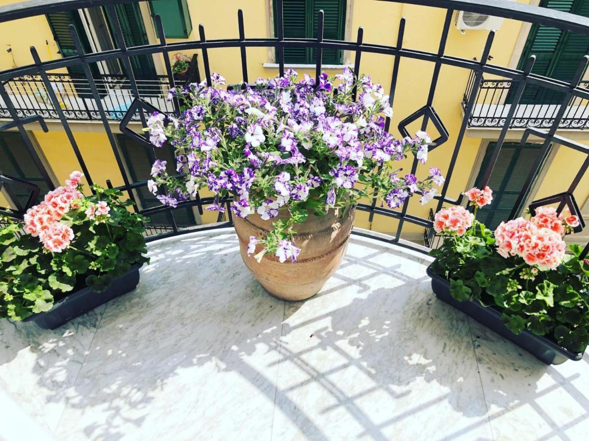Domus Luca - Central Rooms In The Heart Of Napoli Bagian luar foto