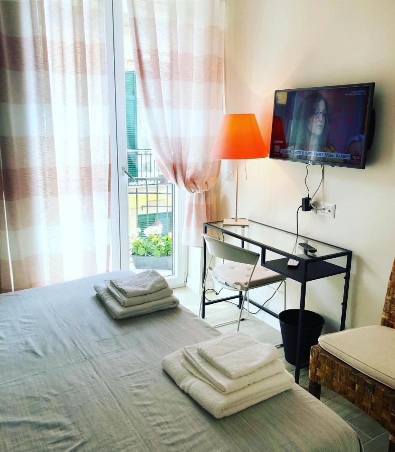 Domus Luca - Central Rooms In The Heart Of Napoli Bagian luar foto