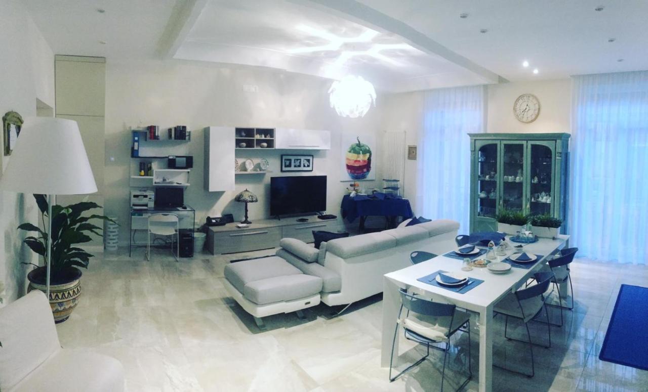 Domus Luca - Central Rooms In The Heart Of Napoli Bagian luar foto