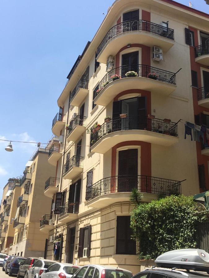 Domus Luca - Central Rooms In The Heart Of Napoli Bagian luar foto